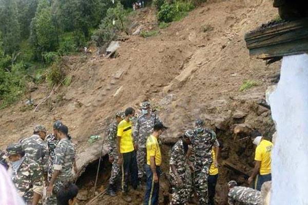 नेपाली भूमिमा भारतीय सैनिक बाटो बनाउंदै