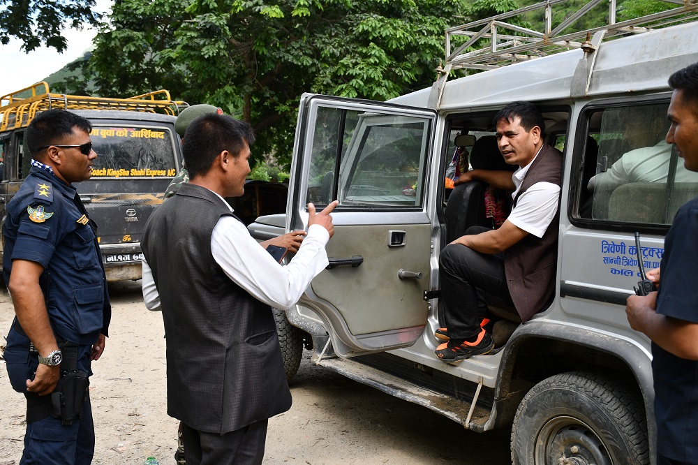सार्वजनिक जीप चढेर आफ्नो निर्वाचन क्षेत्र घुम्न जाँदै मुख्यमन्त्री महेन्द्र बहादुर शाही 