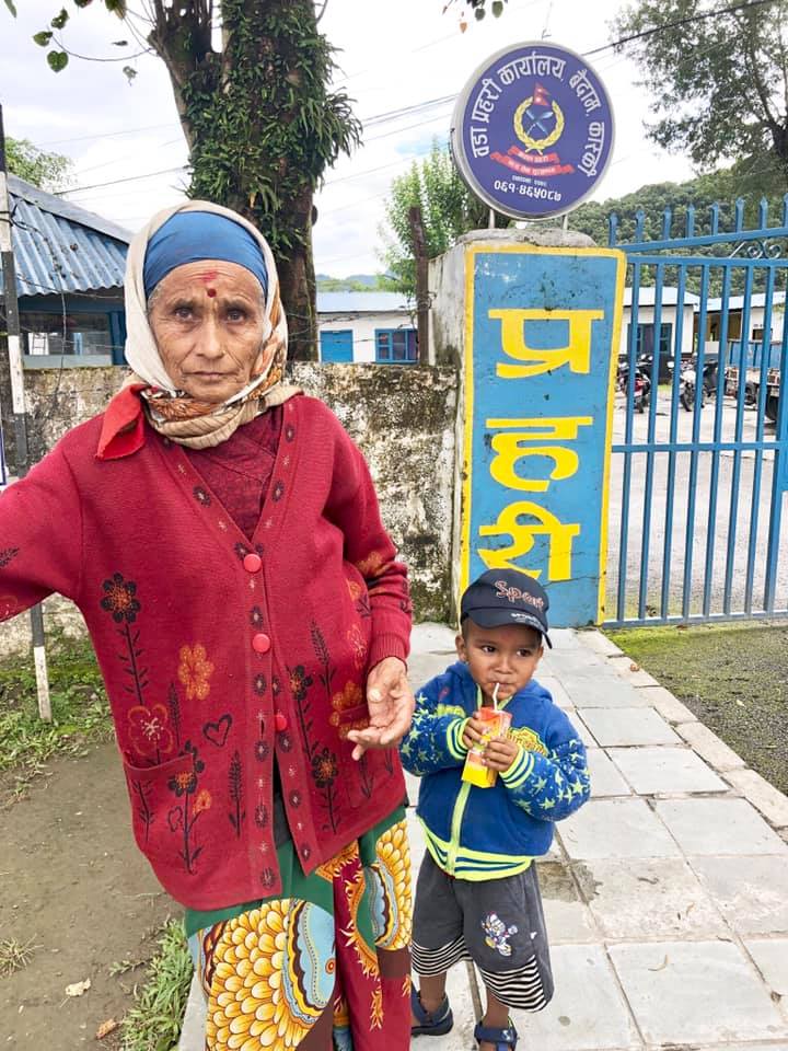 छोरा गोकुल पराजुलीको उपचारको माग गर्दै नातिसहित वडा प्रहरी कार्यालय बैदाम अघि ७० वर्षिया बृद्धा भगवती पराजुली 