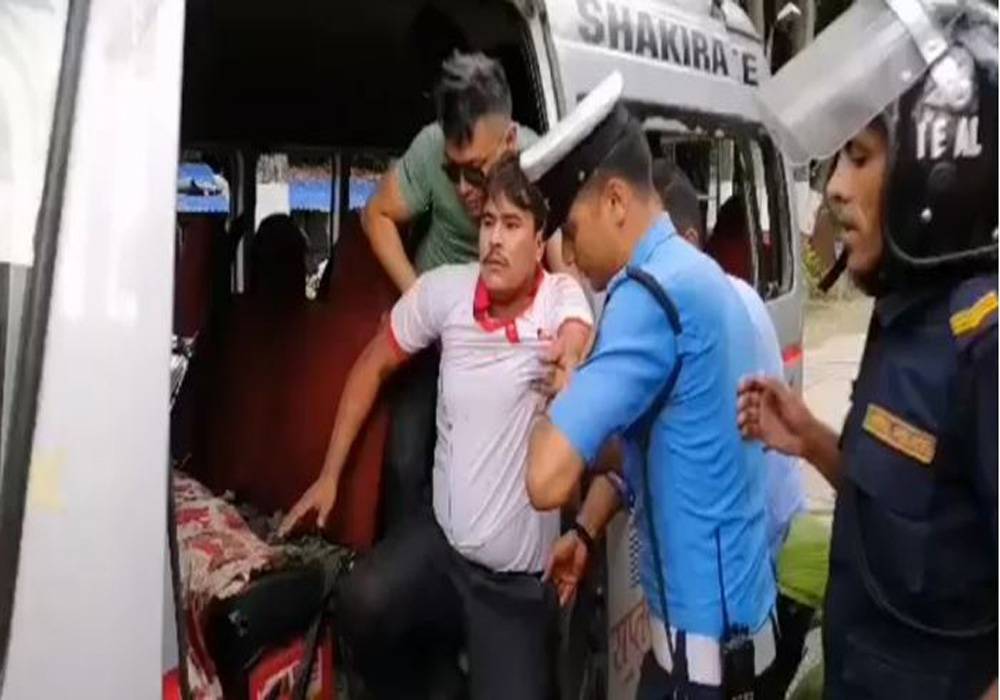 अभियन्ता ज्ञानेन्द्र शाहीलाई उद्धार गर्दै ट्राफिक प्रहरी 