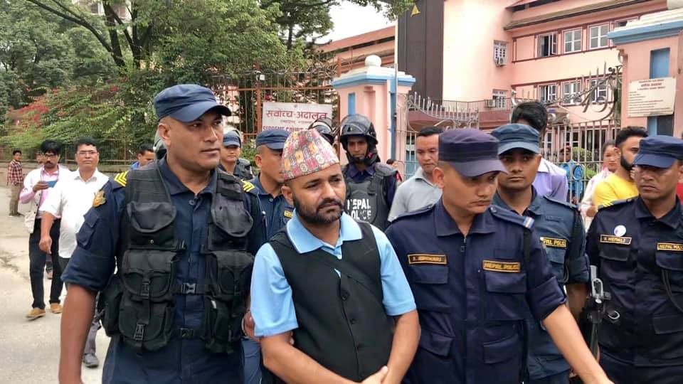 सर्बोच्च अदालतको आदेश लत्याउन्दै गिरफ्तार गरिंदै ने.क.पा. कास्की इन्चार्ज रुपेश 