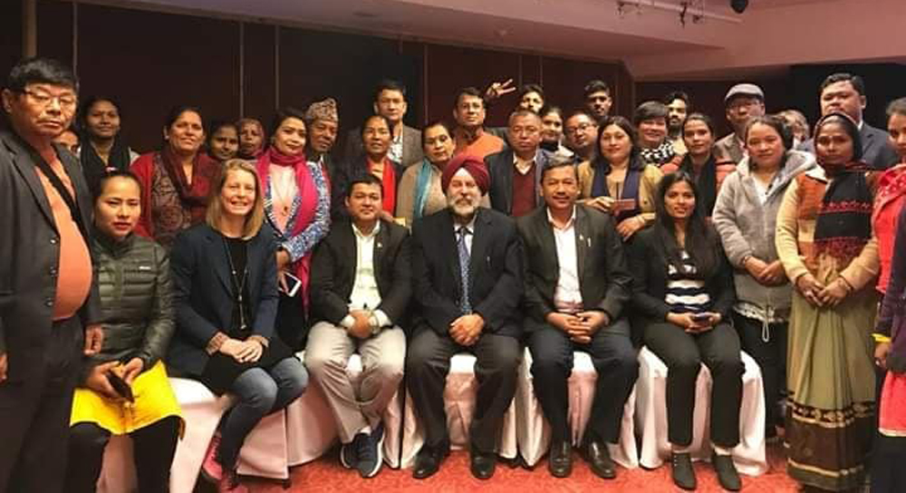 पूर्व भारतीय राजदूत मञ्जिवसिंह पुरीसँग सामूहिक तस्बीर खिचाउँदै नेपाली टोली ।