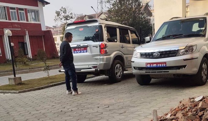 मुलुककै प्रमुख प्रशासनिक केन्द्र सिंहदरबार भित्र न्हेतिएका एउतै नम्बरका दुई गाडी