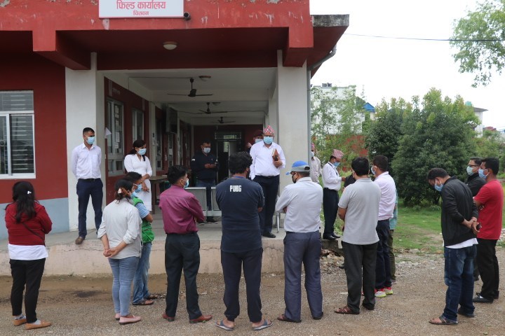 चितवनका प्रमुख जिल्ला अधिकारी नारायणप्रसाद भट्टराईसंग आफ्नो कुरा राख्दै पत्रकारहरु