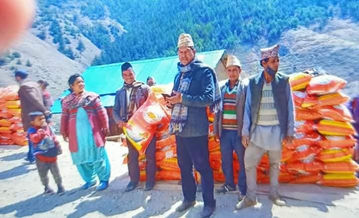 हिमा गाउपालिकामा राहत वितरण कार्यक्रम 