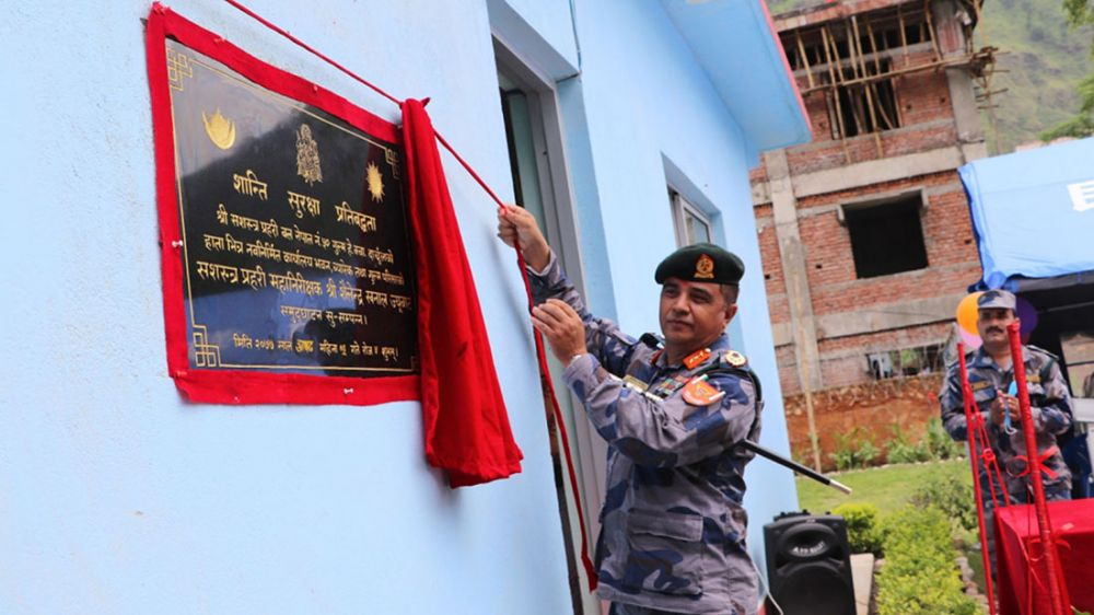 दार्चुला सदरमुकाममा सशस्त्रको भवन उद्घाटन गर्दै महानिरिक्षक खनाल । तस्बिर : रासस