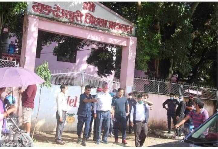 बिद्रोही ने.क.पा. केन्द्रीय सदस्य एबम मध्यपश्चिम कमान्ड इन्चार्ज वीरजङ दाङ देउखुरी जिल्ला अदालतको गेटबाट फेरी गिरफ्तार ग्सृदै