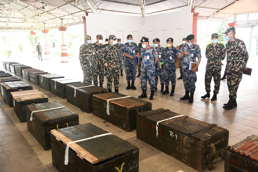 नेपाली सेनाका युद्धकार्य महानिर्देशक उपरथी राजेन्द्र कार्कीद्वारा सशस्त्र प्रहरी बलका प्रहरी अतिरिक्त महानिरीक्षक (एआईजी) रामशरण पौडेललाई हतियार हस्ताक्षरण