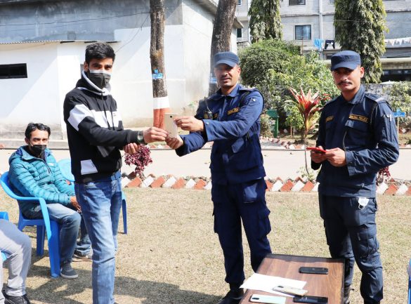 प्रहरीद्वारा हराएल्को १३ थान मोबाइल खोजेर फिर्ता